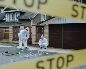 Lee más sobre el artículo Curso de Policía Científica: todo lo que necesitas saber para iniciar tu carrera en criminalística