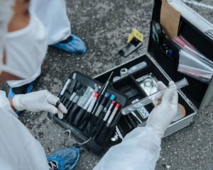 Lee más sobre el artículo Herramientas de la policía científica: Tecnología al servicio de la justicia