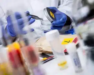 Formación en criminalística forense: todo lo que necesitas saber 4 investigación en laboratorio de criminalística