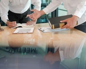 Guía completa sobre Perito Judicial Seguridad Privada: requisitos y funciones 2 perito judicial seguridad privada revisando informe técnico