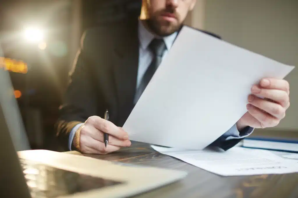 Guía del Perito Judicial Seguridad Privada: Requisitos y Funciones 4 businessman-judi
