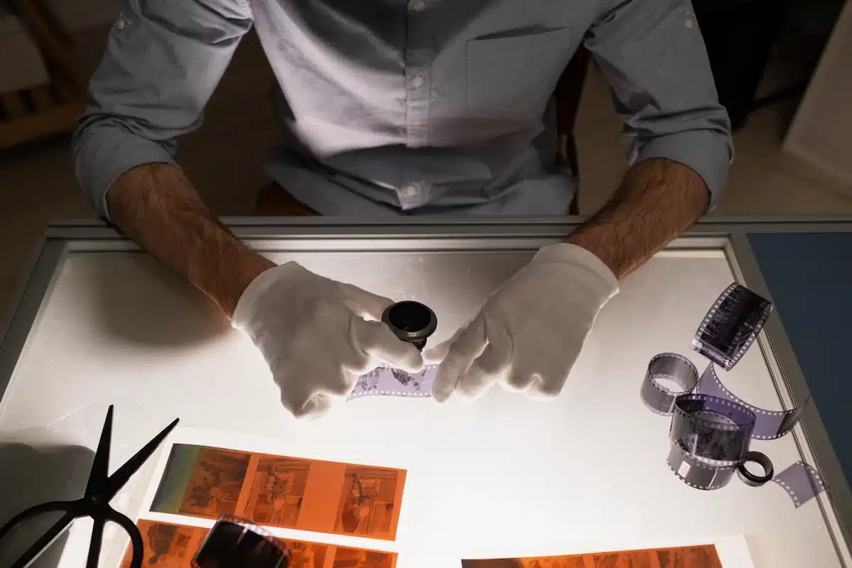 Criminalística en España: La guía definitiva sobre la ciencia forense y cómo formarte 7 man-developing-photographs-high-angle