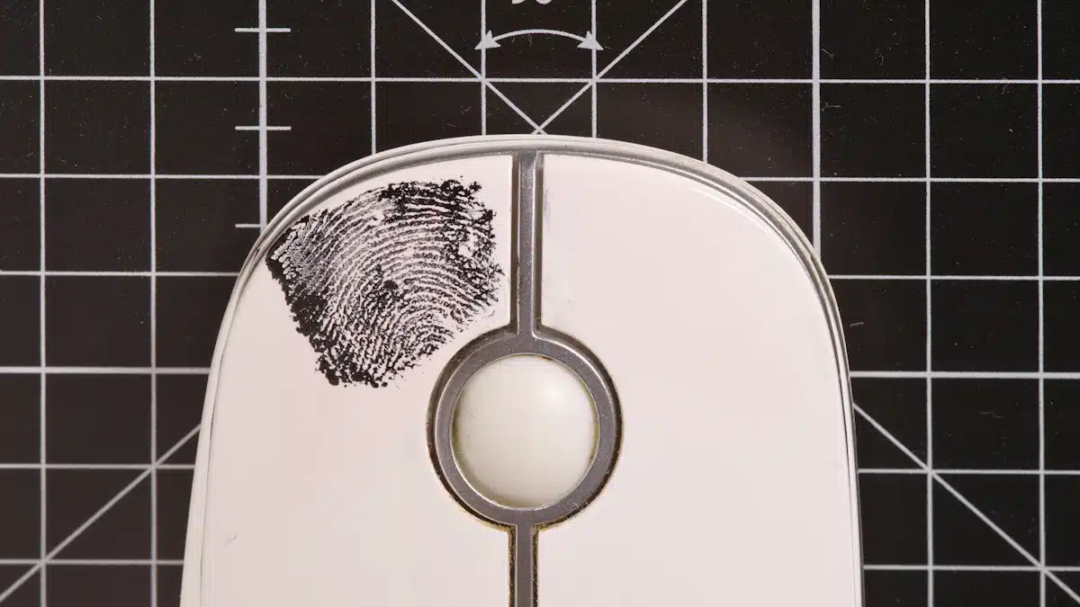 Top 20 películas de crímenes basadas en hechos reales 23 Huella dactilar visible sobre un ratón informático examinada con lupa