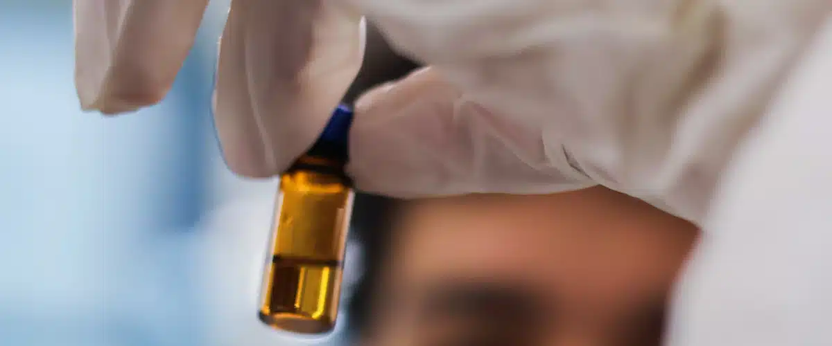 Caso Helena Jubany: Cerco genético y caligráfico a Santi Laiglesia 8 Científica con guantes observa un vial ámbar durante un análisis químico