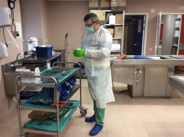 ¿Qué hace un médico forense, cuanto cobra y cómo serlo? 5 clinica forense