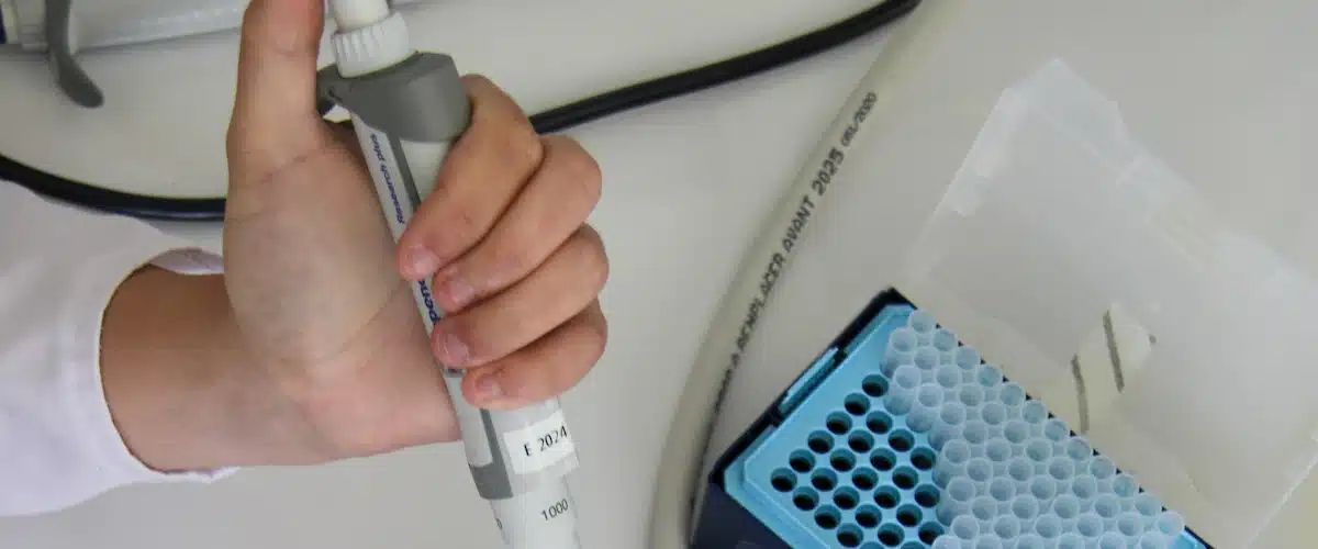 Caso Helena Jubany: Cerco genético y caligráfico a Santi Laiglesia 6 Investigador utiliza una micropipeta para preparar muestras en tubos de laboratorio