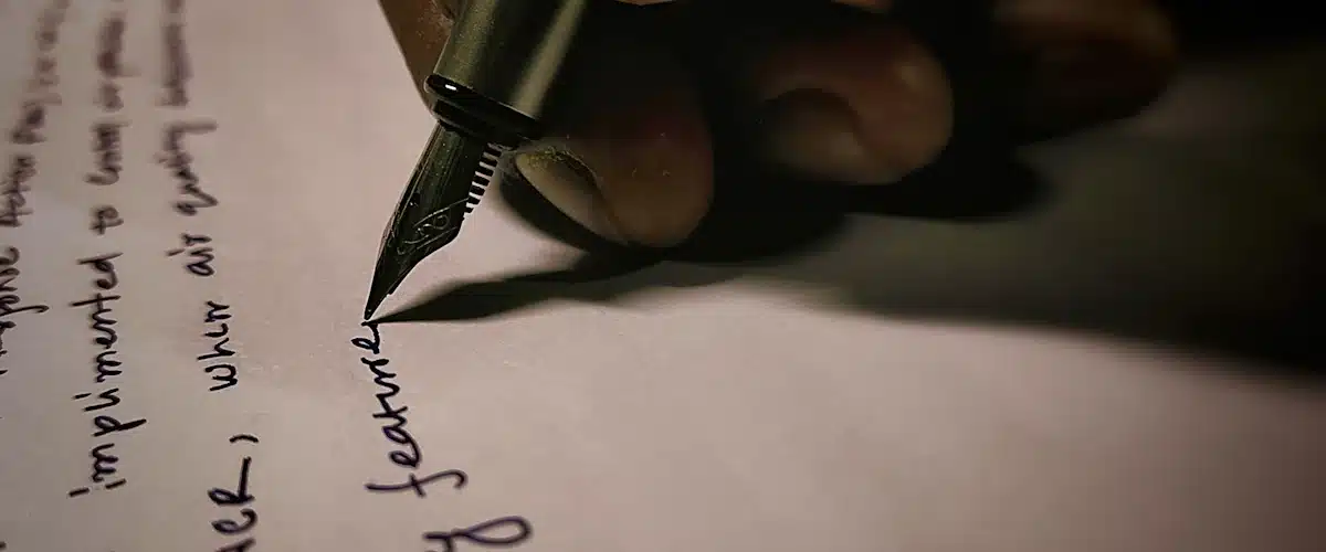 Caso Helena Jubany: Cerco genético y caligráfico a Santi Laiglesia 7 Una mano escribe una carta con pluma estilográfica sobre papel blanco