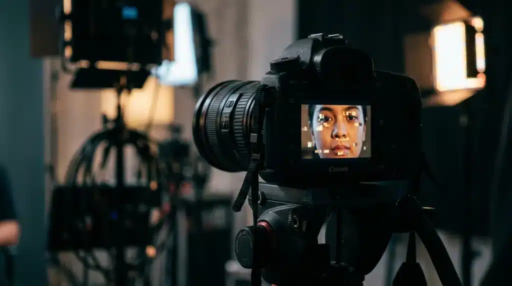 Deepfakes de famosos y el vacío legal actual 2 camara grabando deepfakes