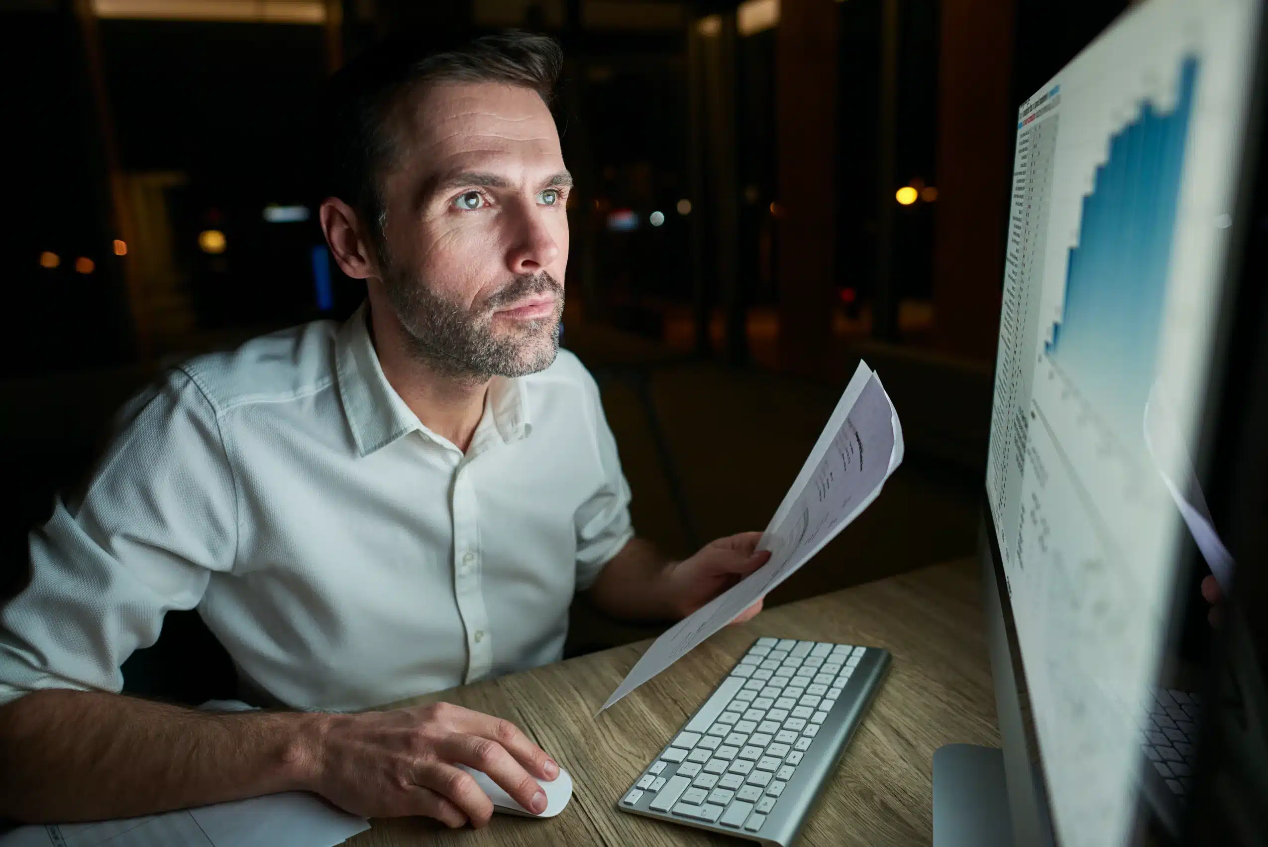 Herramientas OSINT: usos, ejemplos y aplicaciones profesionales 4 persona concentrada trabajando