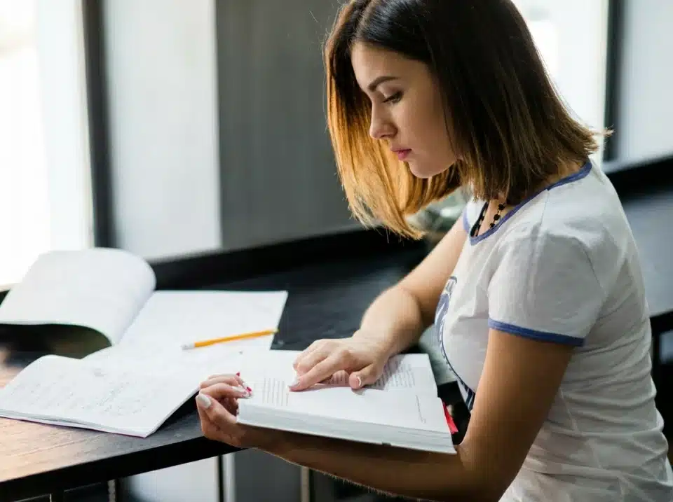 Qué es la grafística: análisis de escritura y firma 6 persona estudiando