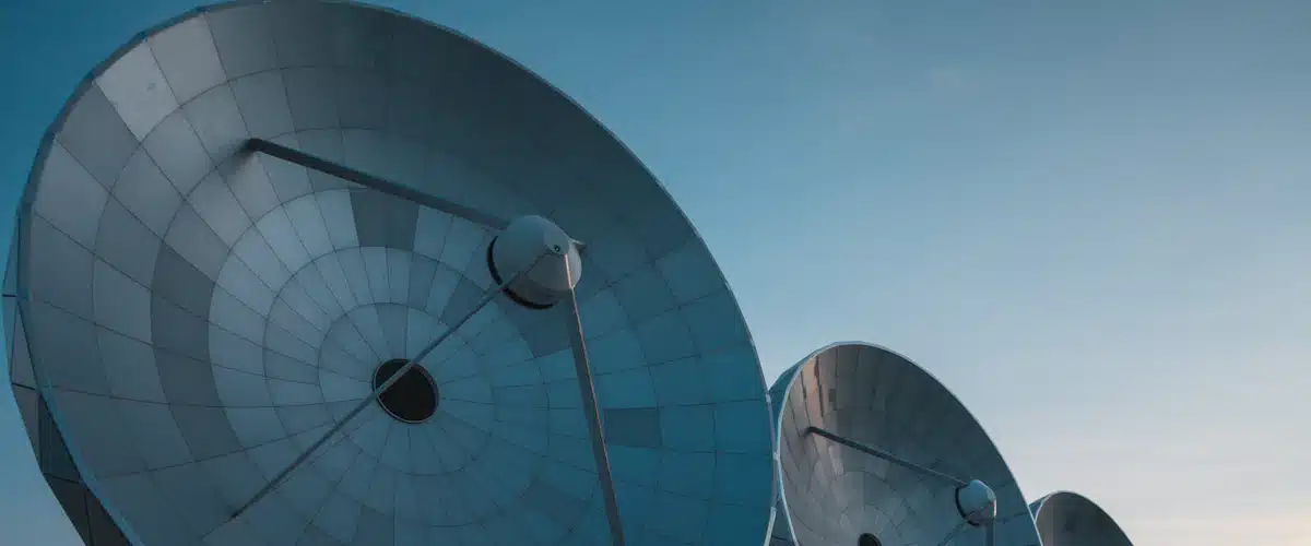 Ciberdefensa: qué es, funciones y salidas profesionales 8 Antenas parabólicas de comunicaciones estratégicas orientadas hacia el horizonte