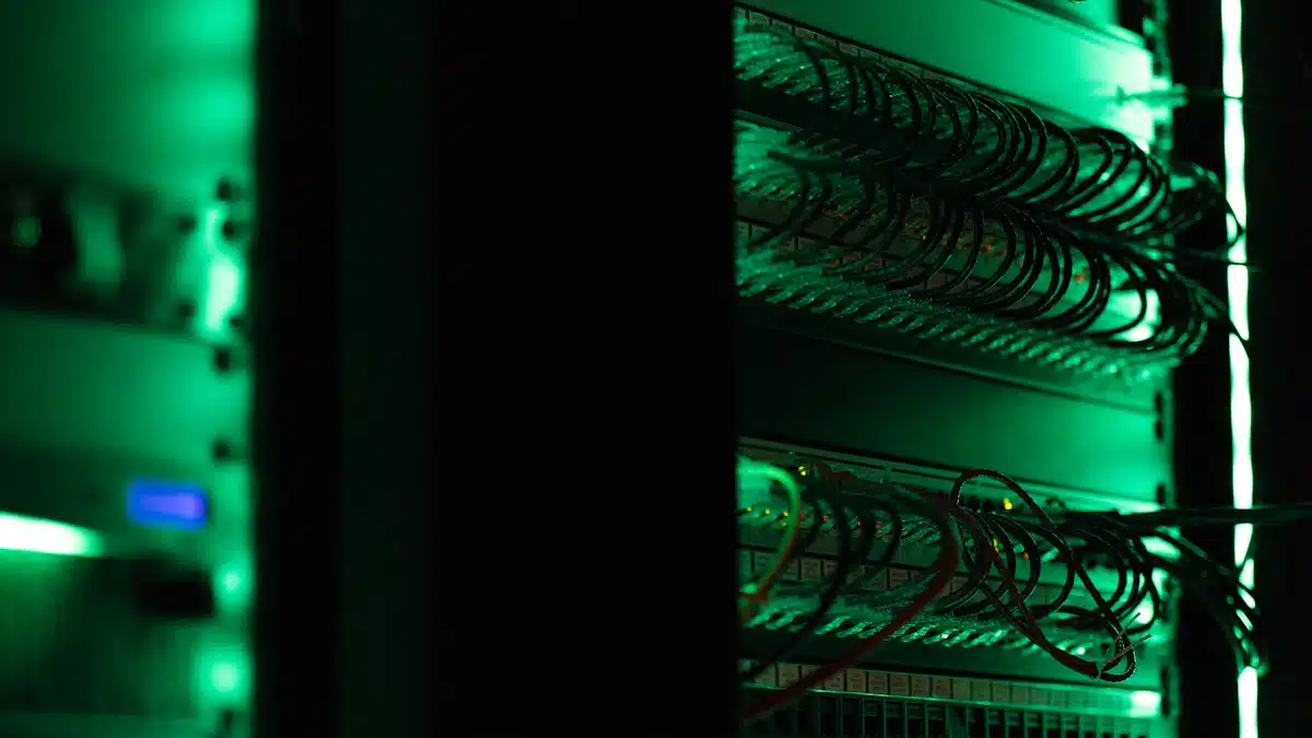 Ciberdefensa: qué es, funciones y salidas profesionales 5 Rack de servidores y equipos de red en centro de datos