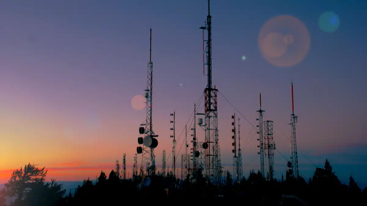 Ciberdefensa: qué es, funciones y salidas profesionales 9 Torres de telecomunicaciones al atardecer sostienen redes de comunicación resilientes